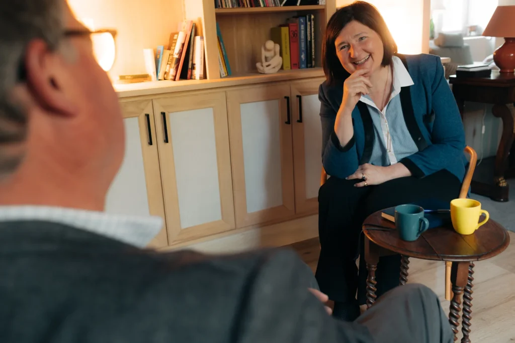 seance-coaching-professionnel MDHL Conseils se tient assise en souriant lors d'une séance de coaching professionnel