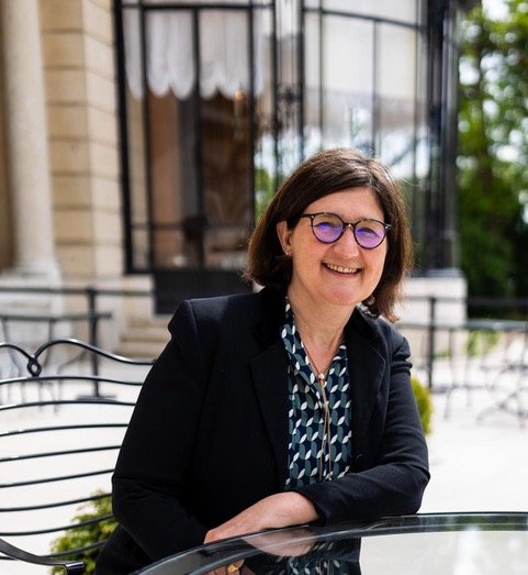 Muriel d'Hardemare-Lambert, fondatrice de MDHL Conseils, pose souriante un bras sur la table